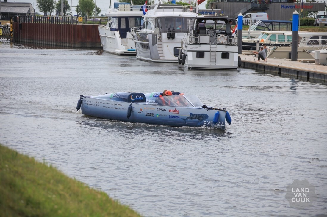 Eline Driesse uit Cuijk test met het TU Delft Hydro Motion Team vliegende waterstofboot