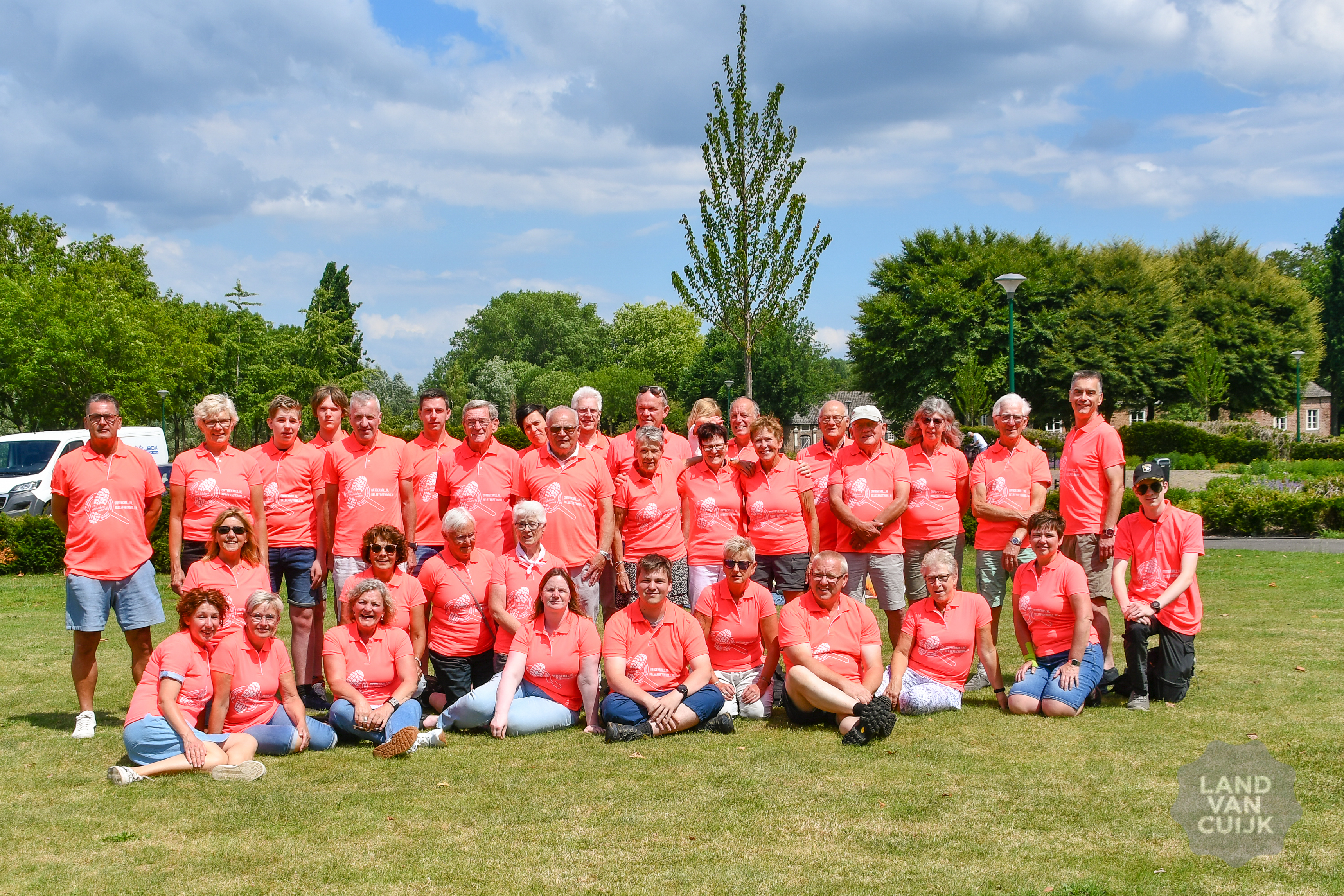 Shirts voor deelnemers aan Nijmeegse Vierdaagse uit Mill, Langenboom, Sint Hubert en Wilbertoord